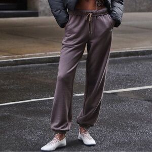 ALO Accolade Sweatpants in Raissenette